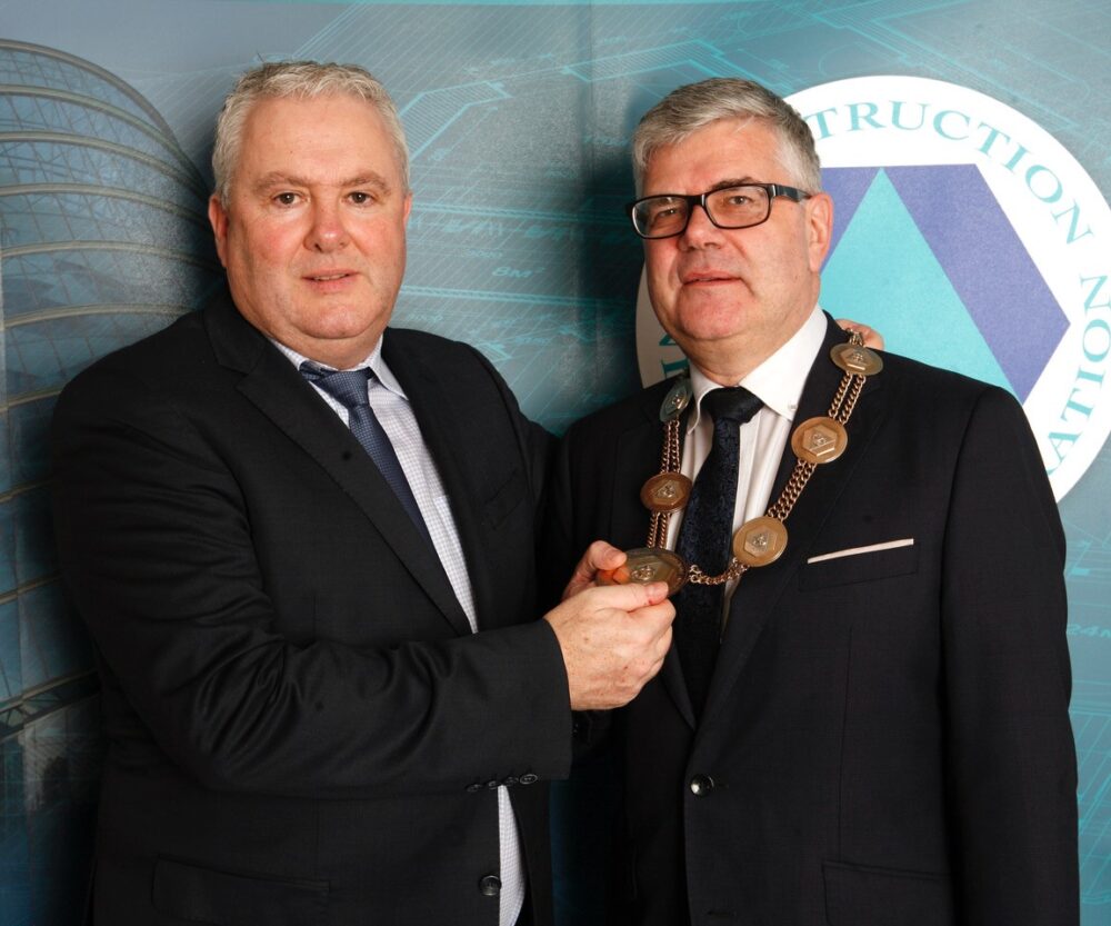 Tim Ferris presents Colm Burke with the ECA President’s chain of office.